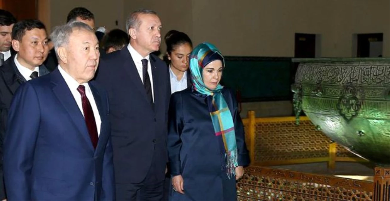Cumhurbaşkanı Erdoğan, Hoca Ahmed Yesevi Türbesi\'ni Ziyaret Etti
