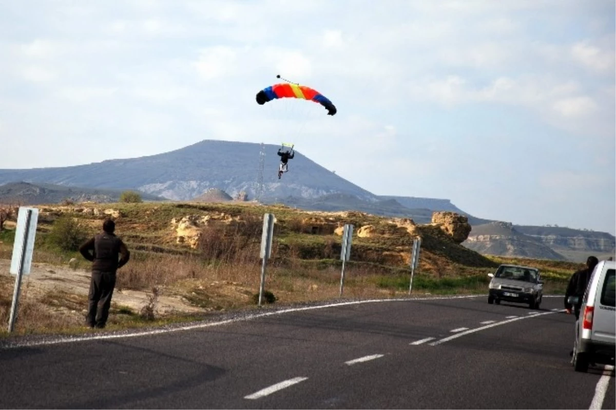 Danimarkalı Paraşütçü Kapadokya\'dan Balondan Atlayış Yaptı