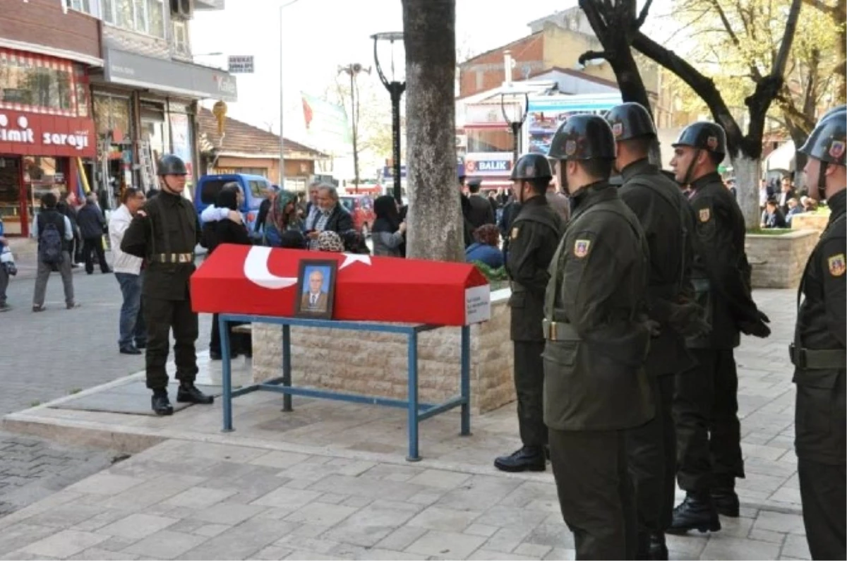 Emekli Astsubay Askeri Törenle Toprağa Verildi