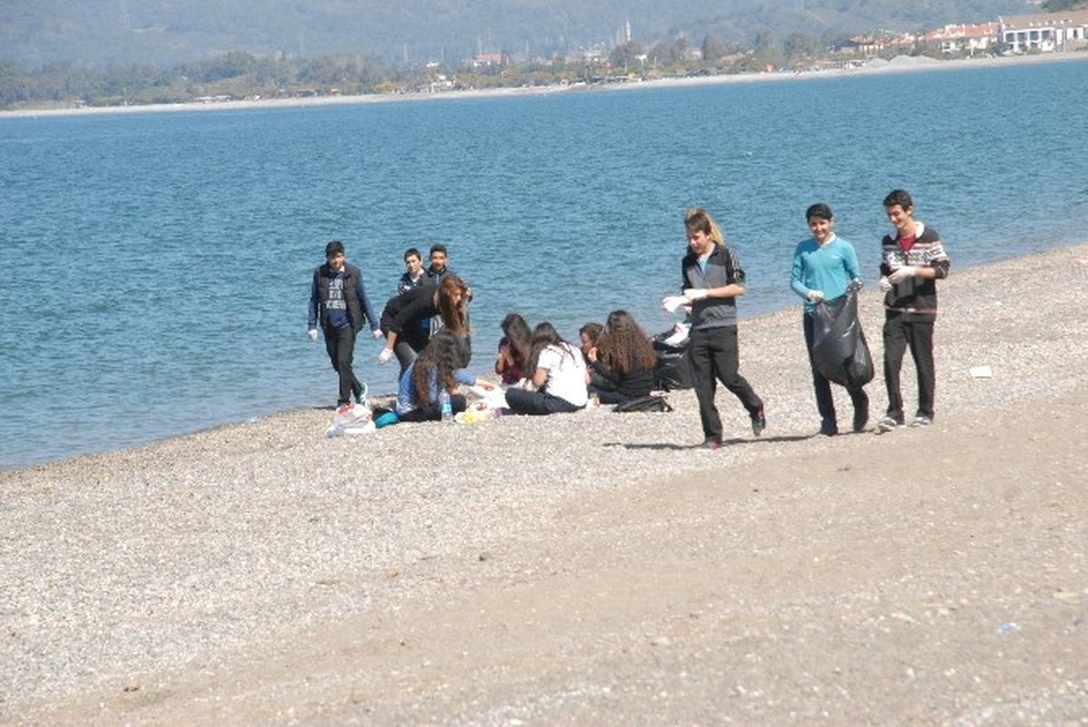 Fethiye\'de Öğrencilerden Plaj Temizliği