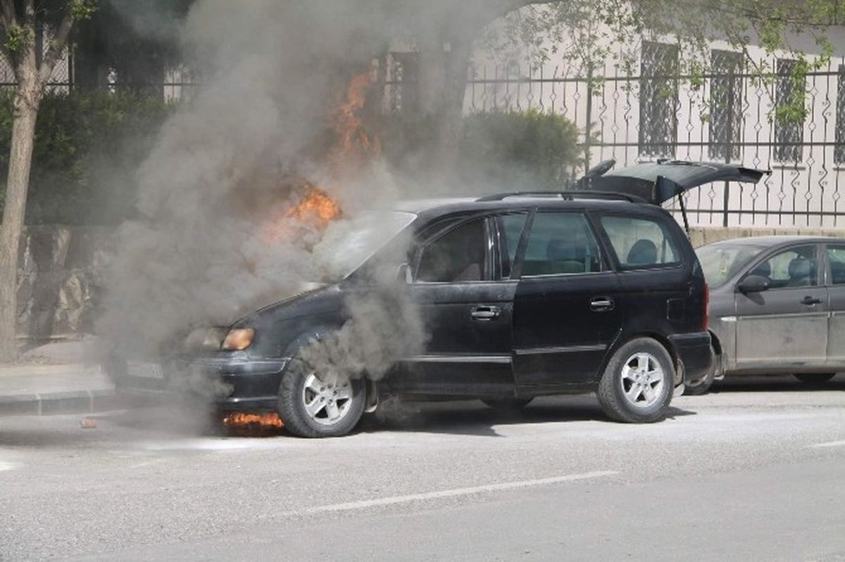 Gaziantep\'te Yanan Otomobili Öğrenciler Söndürdü