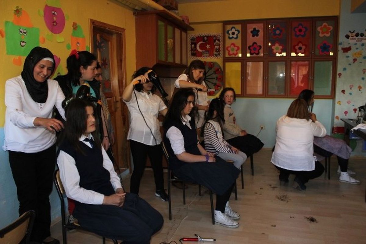 Hem Kursiyerleri Öğrencilere Kuaförlük Yaptı