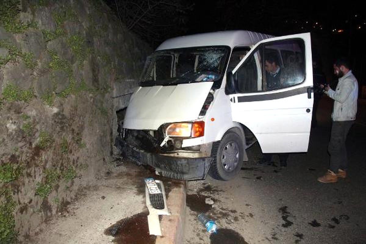 İstinat Duvarına Çarpan Minibüsteki 2 Kişi Yaralandı