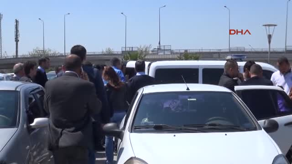 İzmir - Adliye Otoparkında 4 Tabanca Ele Geçiren Polis Alarmda