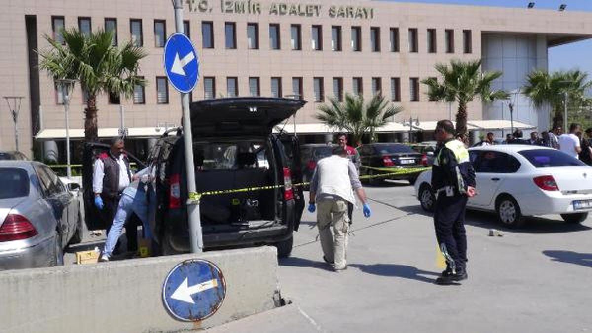 İzmir Adliyesi Otoparkında 3 Araçta Silahlı 6 Kişi Ele Geçti, 5 Kişi Gözaltında (2)- Yeniden