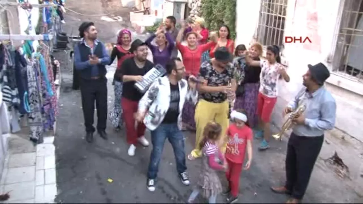 İzmir - Roman Aday Şarkısıyla Sahada