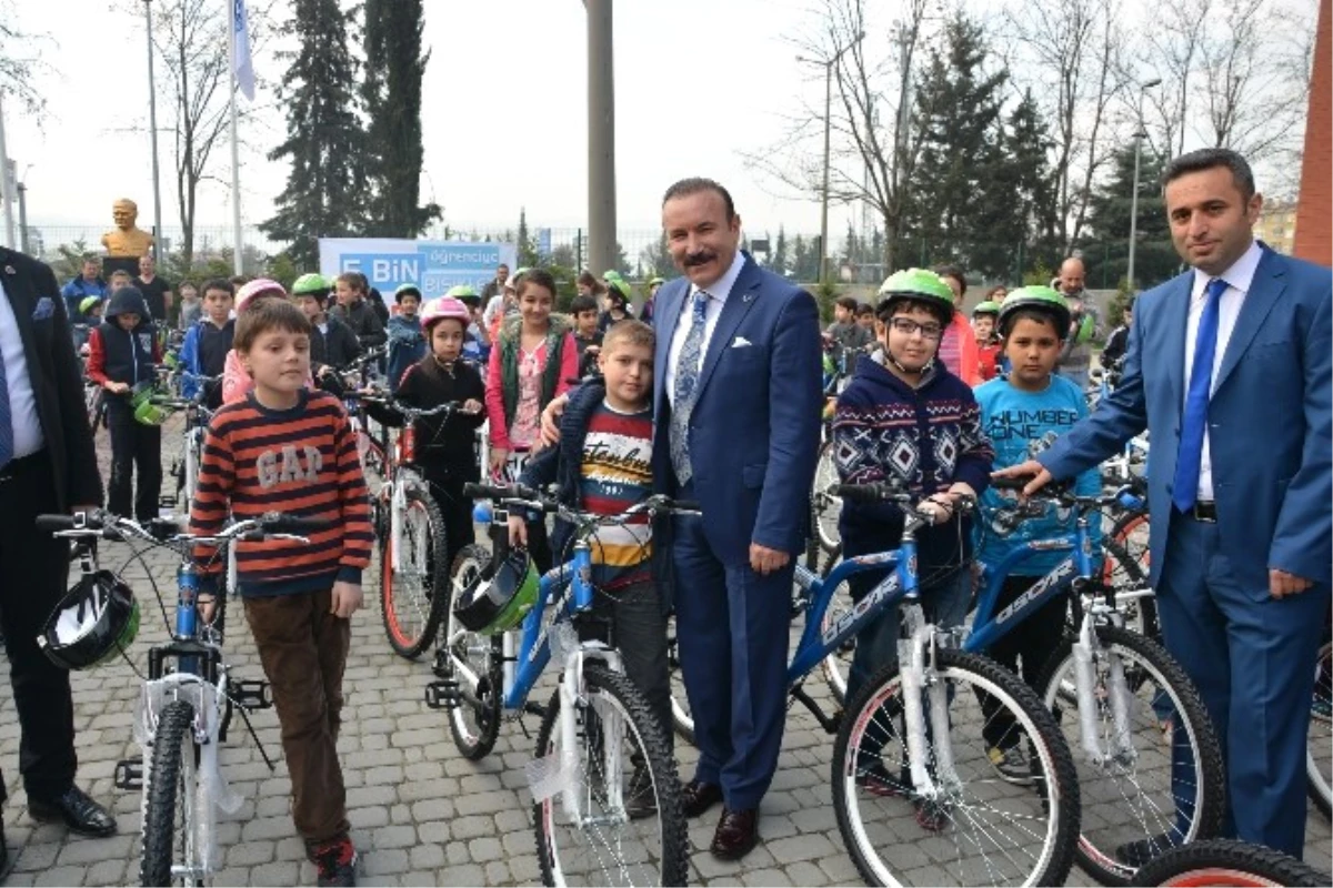 İzmit Belediyesi\'nin Bisiklet Dağıtımı Devam Ediyor