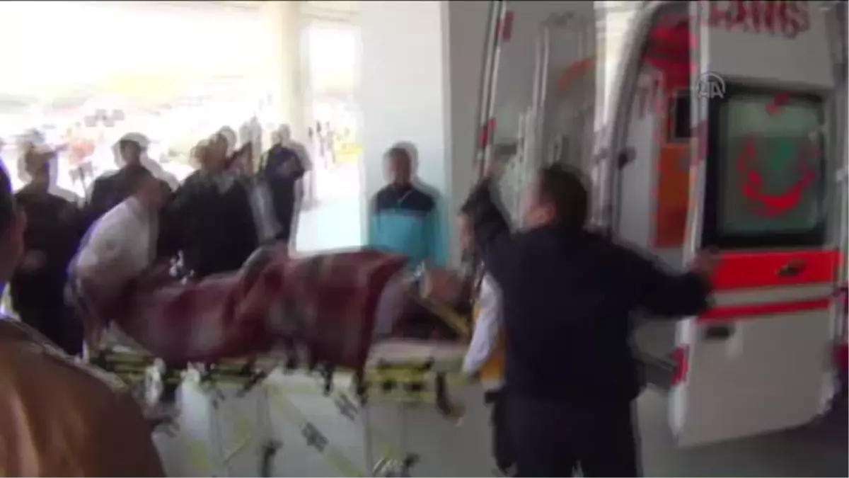 Kamyon ile Cezaevi Servis Minibüsü Çarpıştı: 1 Ölü, 9 Yaralı (2)