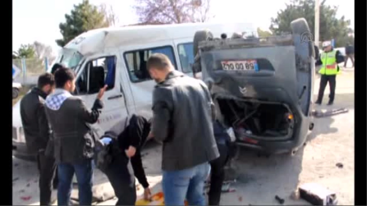 Kırıkkale\'de Öğrenci Servisi ile Hafif Ticari Araç Çarpıştı: 10 Yaralı