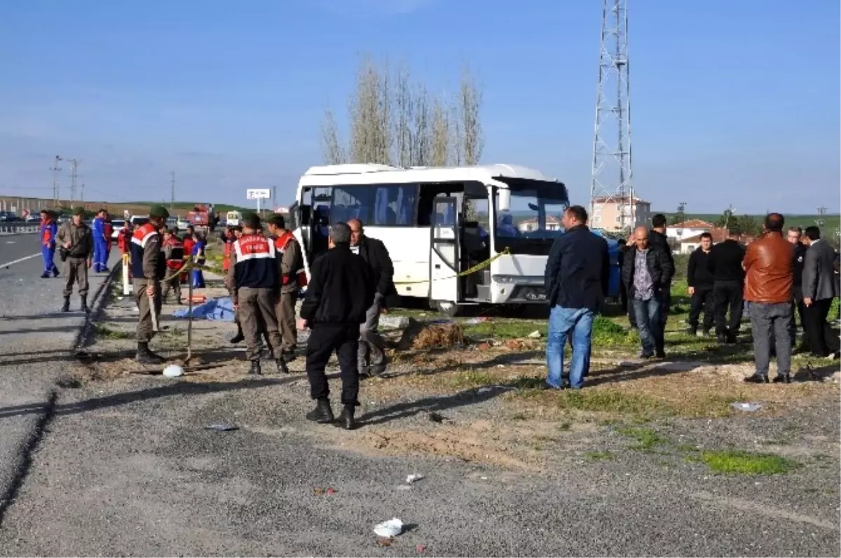 Kırıkkale\'de Trafik Kazası; 1 Ölü, 10 Yaralı