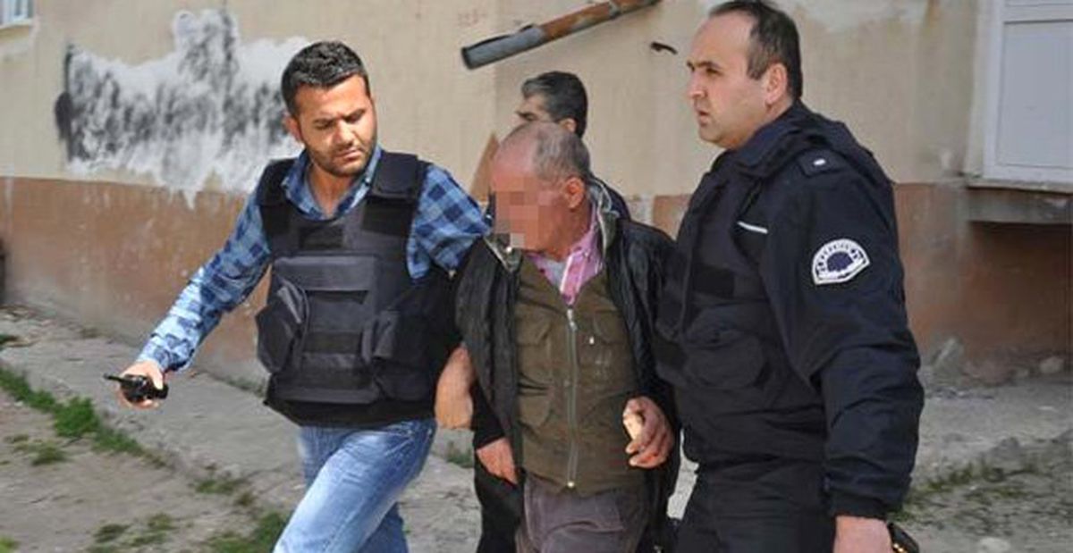 Kızını Erkek Arkadaşıyla Eve Kilitledi, Polise İhbarda Bulundu