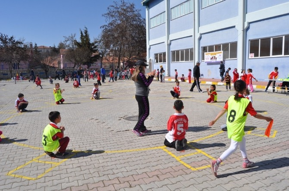 Korkuteli\'nde Geleneksel Çocuk Oyunları Şenliği Başladı