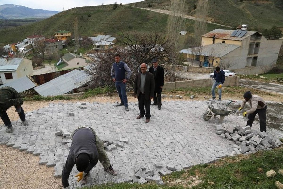 Köy Yollarında Parke Taşı Döşeme Çalışmaları Sürüyor