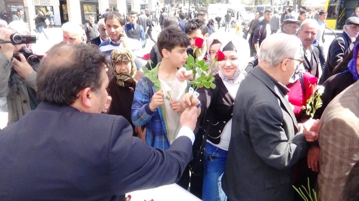 Kutlu Doğum Haftası Nedeniyle 3 Bin Gül Dağıtıldı