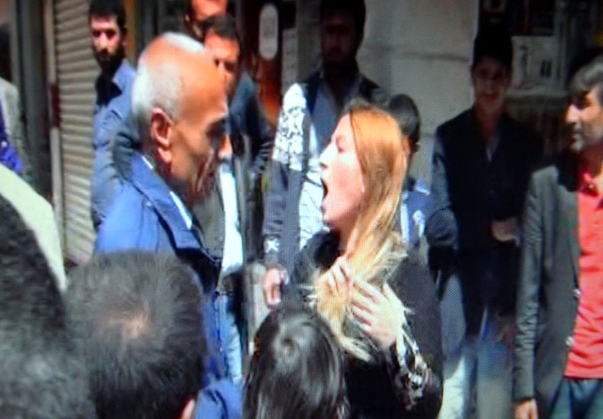 Namaz Çıkışında Dilenciler Kavga Etti