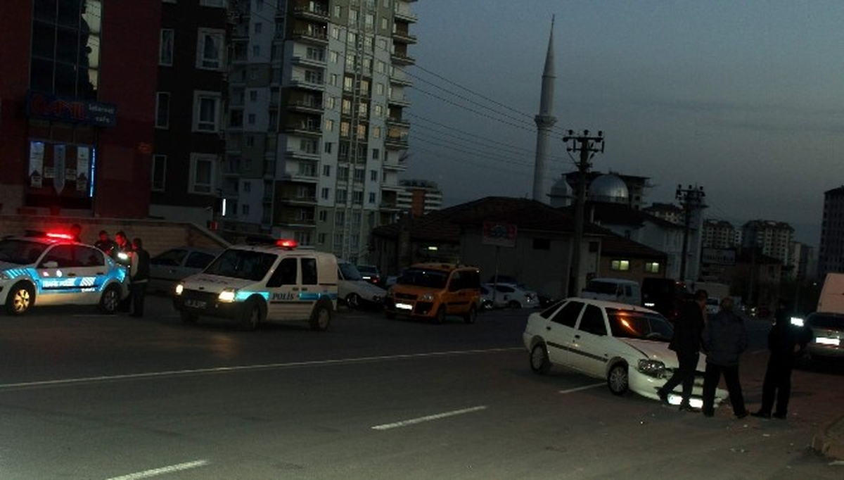 Otomobıil Park Halindeki Minibüse Çarptı