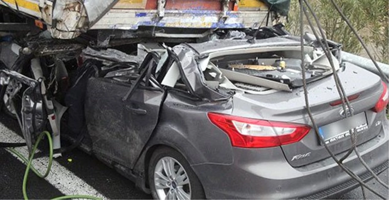 TIR'a Çarpan Otomobildeki 3 Üniversiteli Öldü