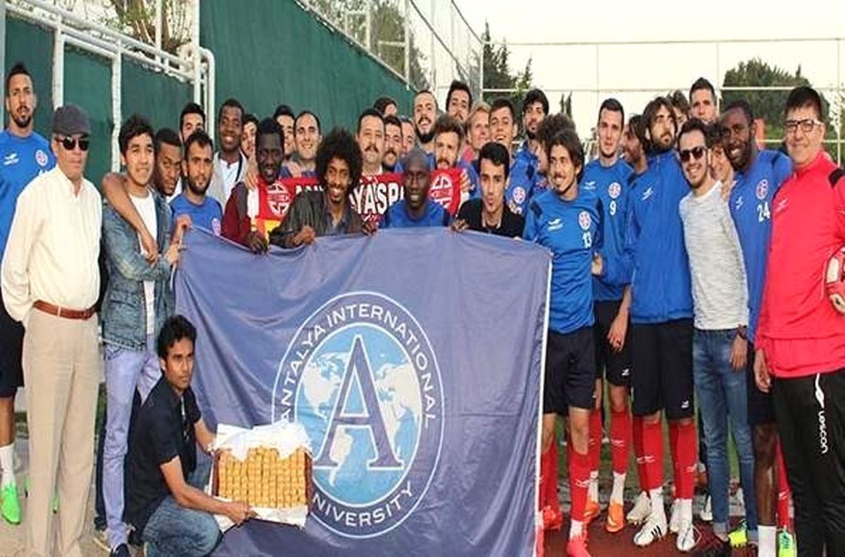 Üniversiteli Öğrencilerden Antalyaspor\'a Baklavalı Destek