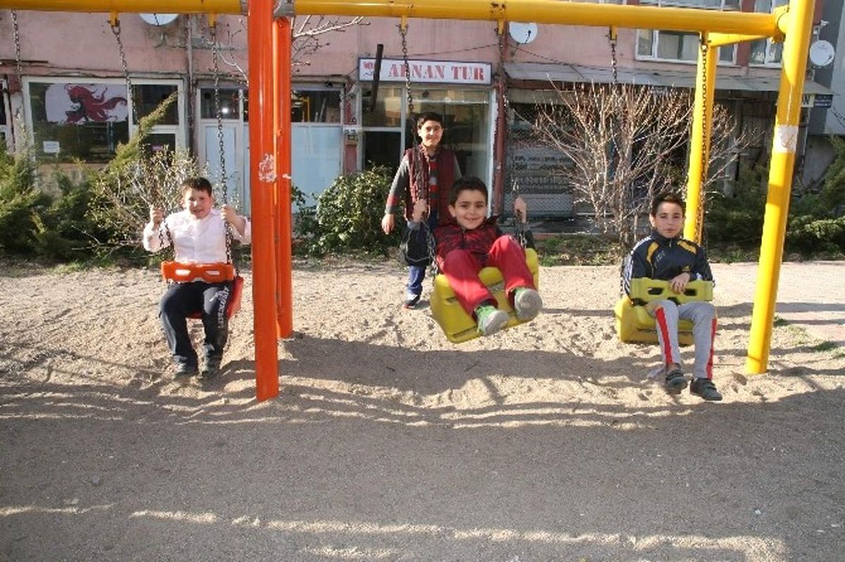 Yozgat\'ta Havalar Isındı Parklar Çocuklarla Doldu