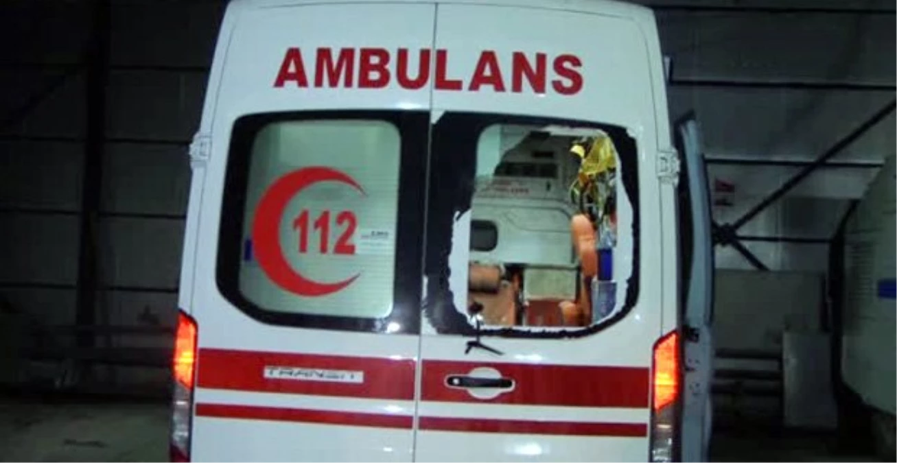 Yüksekova\'da Ambulansa Molotoflu Saldırı