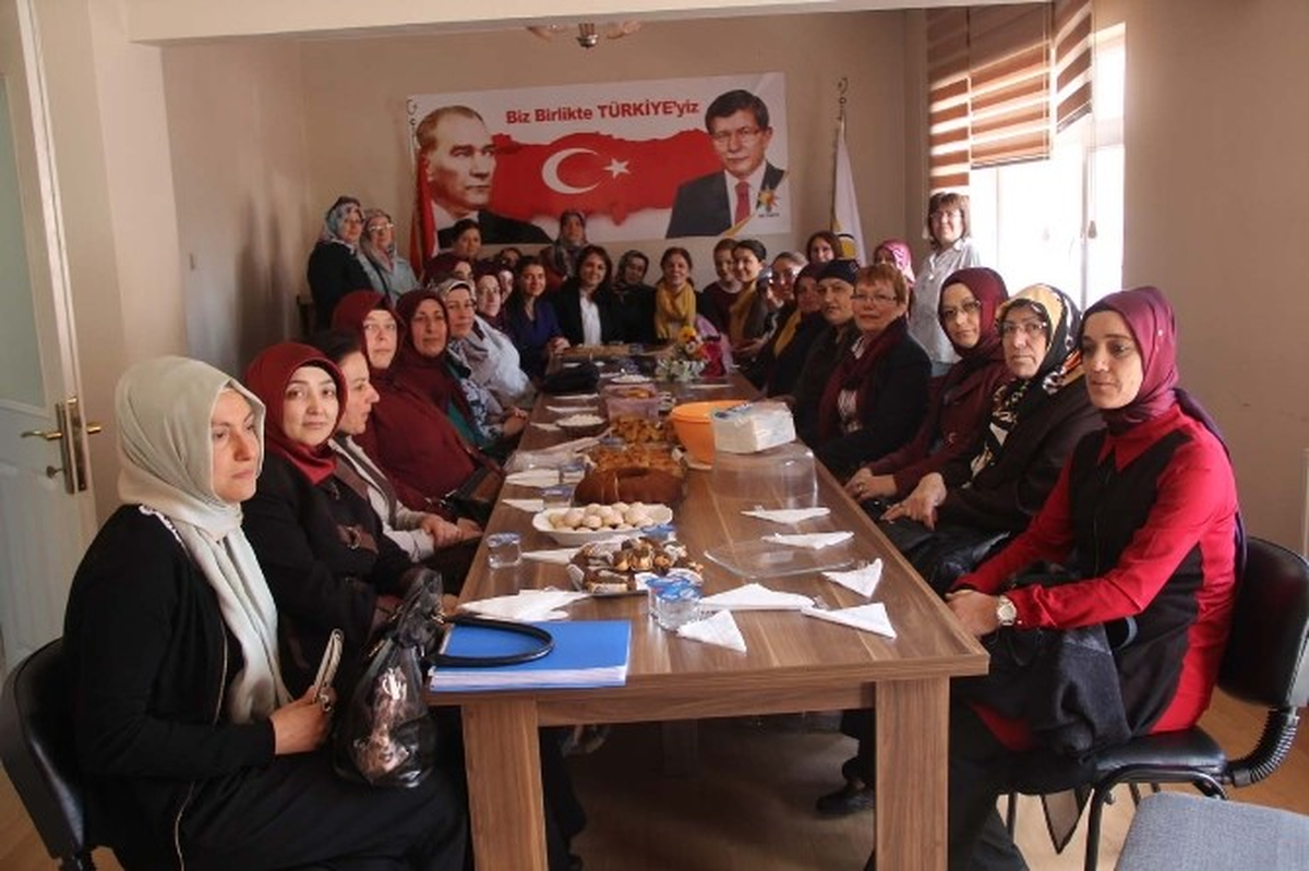 Ak Partili Kadınlardan Kaynaşma ve Dayanışma Toplantısı