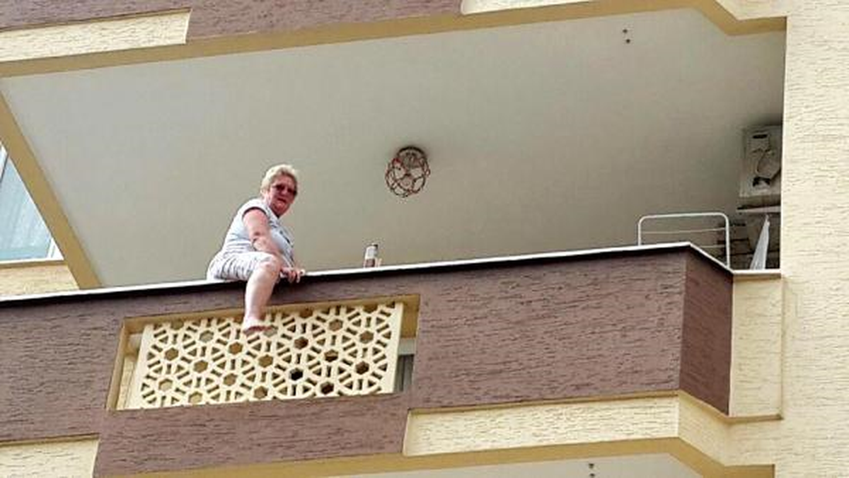 Alkol Alıp Balkondan Atlayan Kadını İtfaiye Brandası Kurtardı