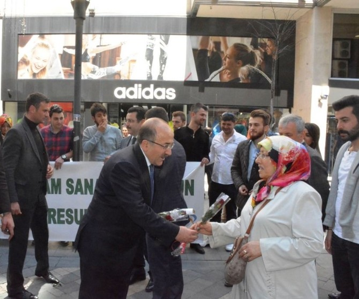 Başkan Gümrükçüoğlu Vatandaşlara Gül Dağıttı