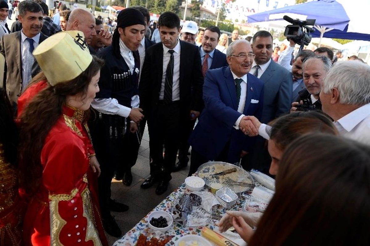 Başkan Kocamaz, Mersin Kültürler Festivali\'ni Gezdi