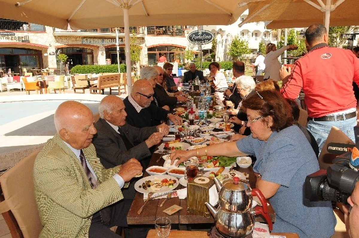 CHP\'liler Köy Enstitüsü Mezunlarıyla Kahvaltıda Buluştu