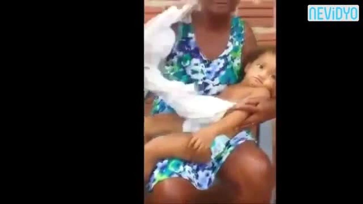 Çocuğunu Böyle Besliyor