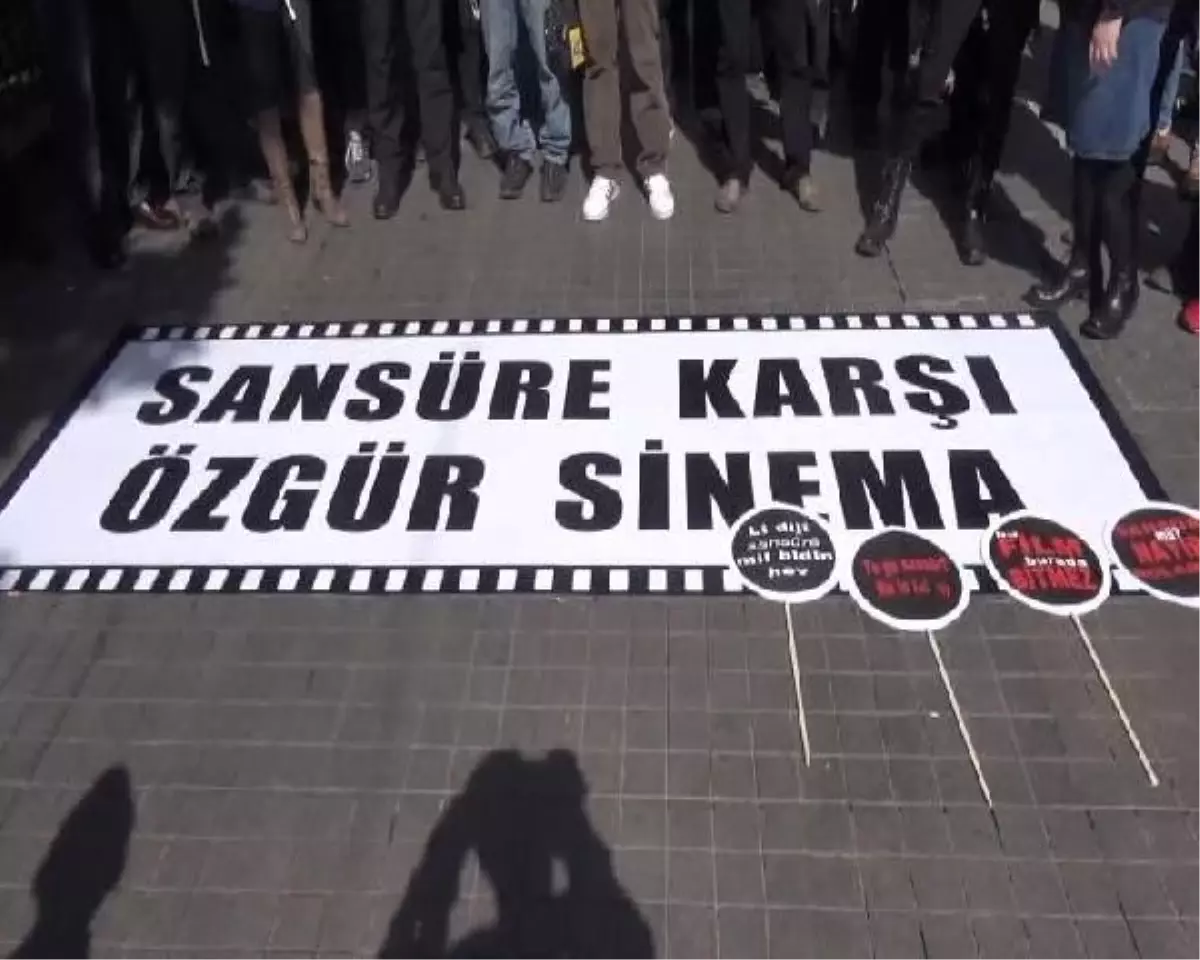 İstiklal Caddesi\'nde Sinemacılardan "Sansüre Karşı Özgür Sinema" Yürüyüşü