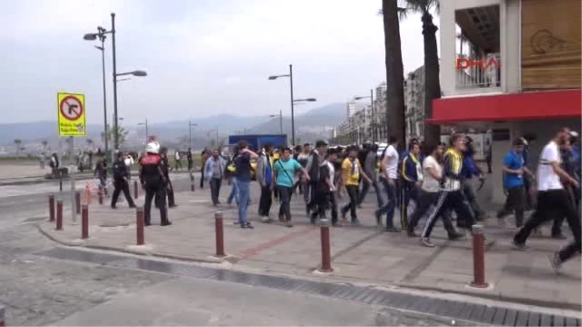 İzmir - Beşiktaş ve Fenerbahçe Taraftarları Kavga Etti: 1\'i Polis 2 Yaralı
