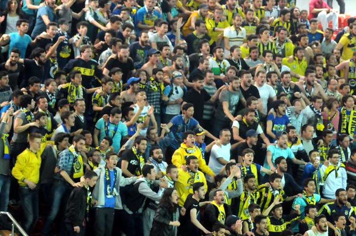İzmir\'de Olaylı Derbi
