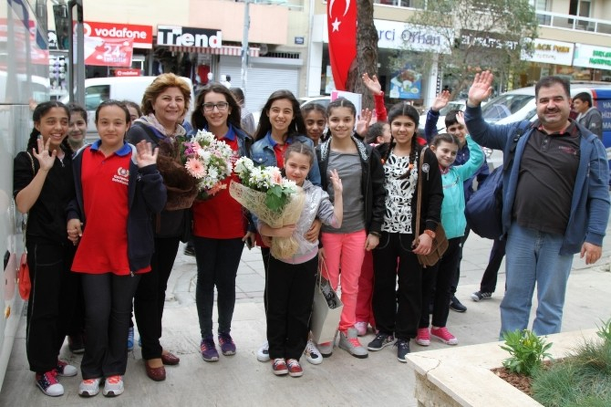 İzmir\'de Uluslararası Çocuk Şenliği Başladı