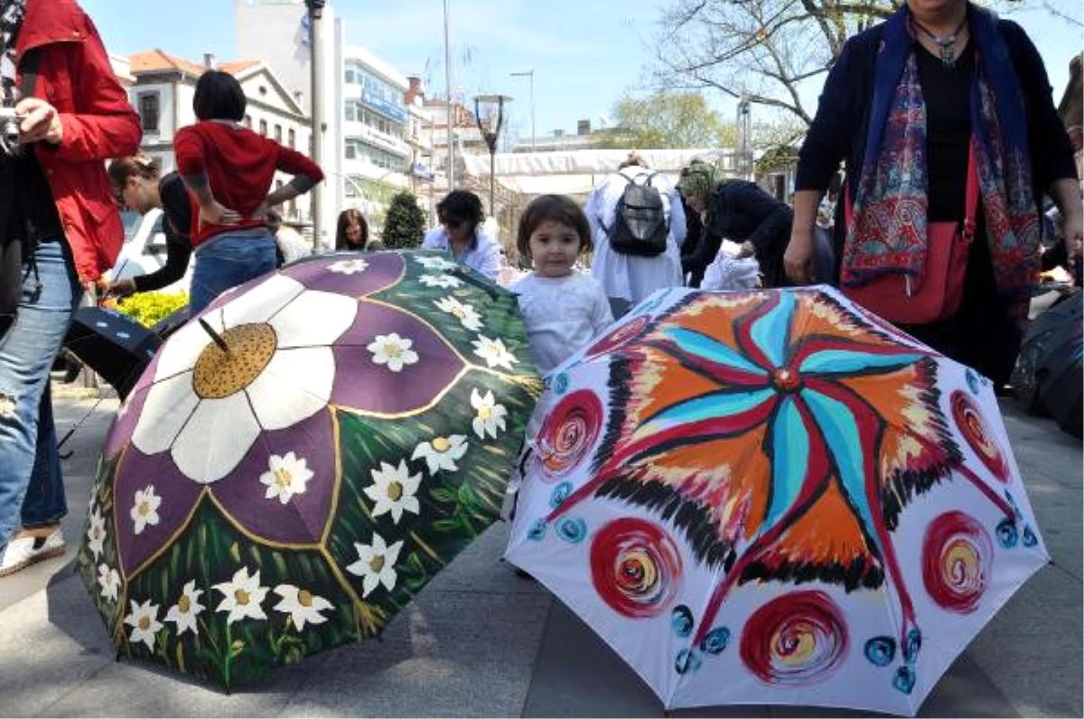 Kadın Sanatçılar Dünya Barışı İçin Şemsiye Boyadı