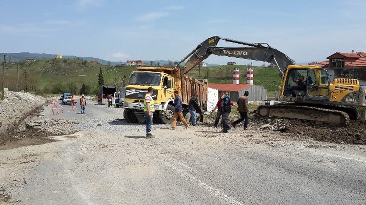 Kamyon Devrildi, Ereğli-devrek Yolu 1 Saat Trafiğe Kapandı