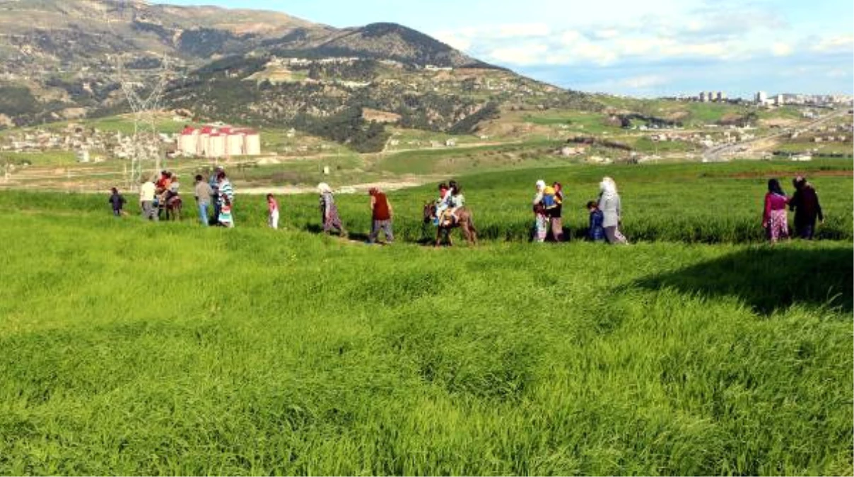 Mahalleliden Siyasetçilere Yol Tepkisi