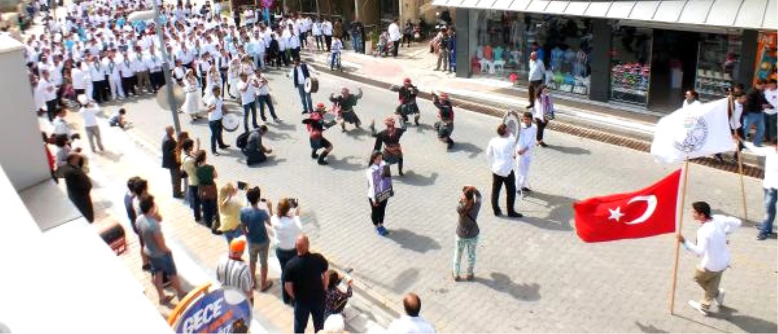 Marmaris\'te "Aşçılar Bayramı" Kortej Yürüyüşüyle Başladı