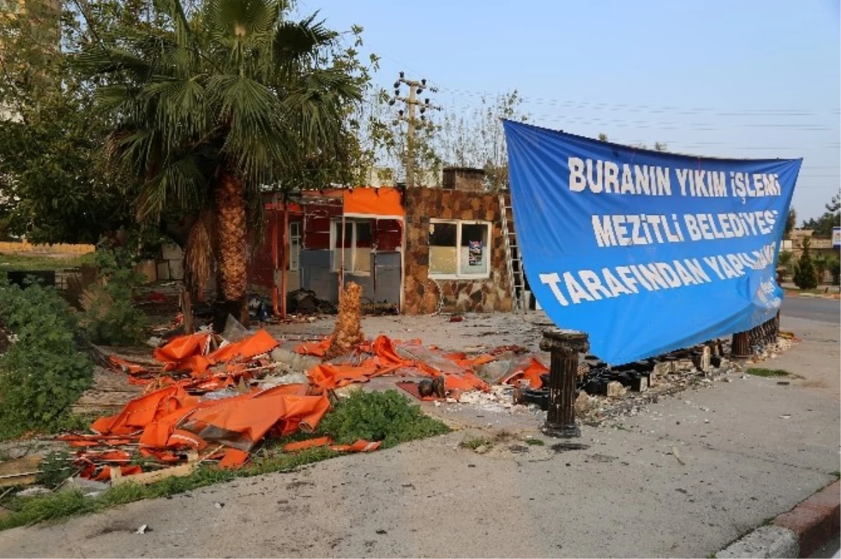 Mezitli\'de Yeşil Alanlardaki Ticari İşletmelerin Yıkımı Sürüyor