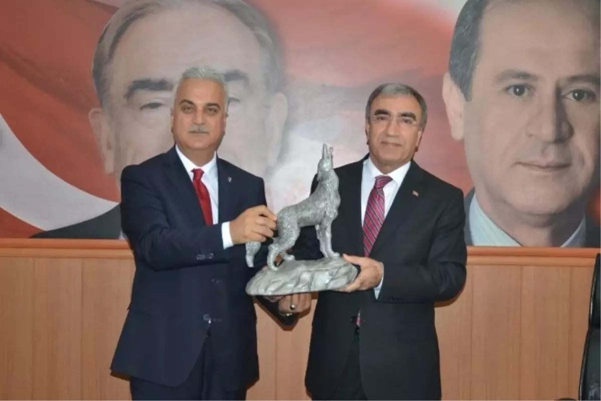 MHP Genel Başkan Yardımcısı Oktay Öztürk, MHP Adana İl Başkanlığı\'nı Ziyaret Etti