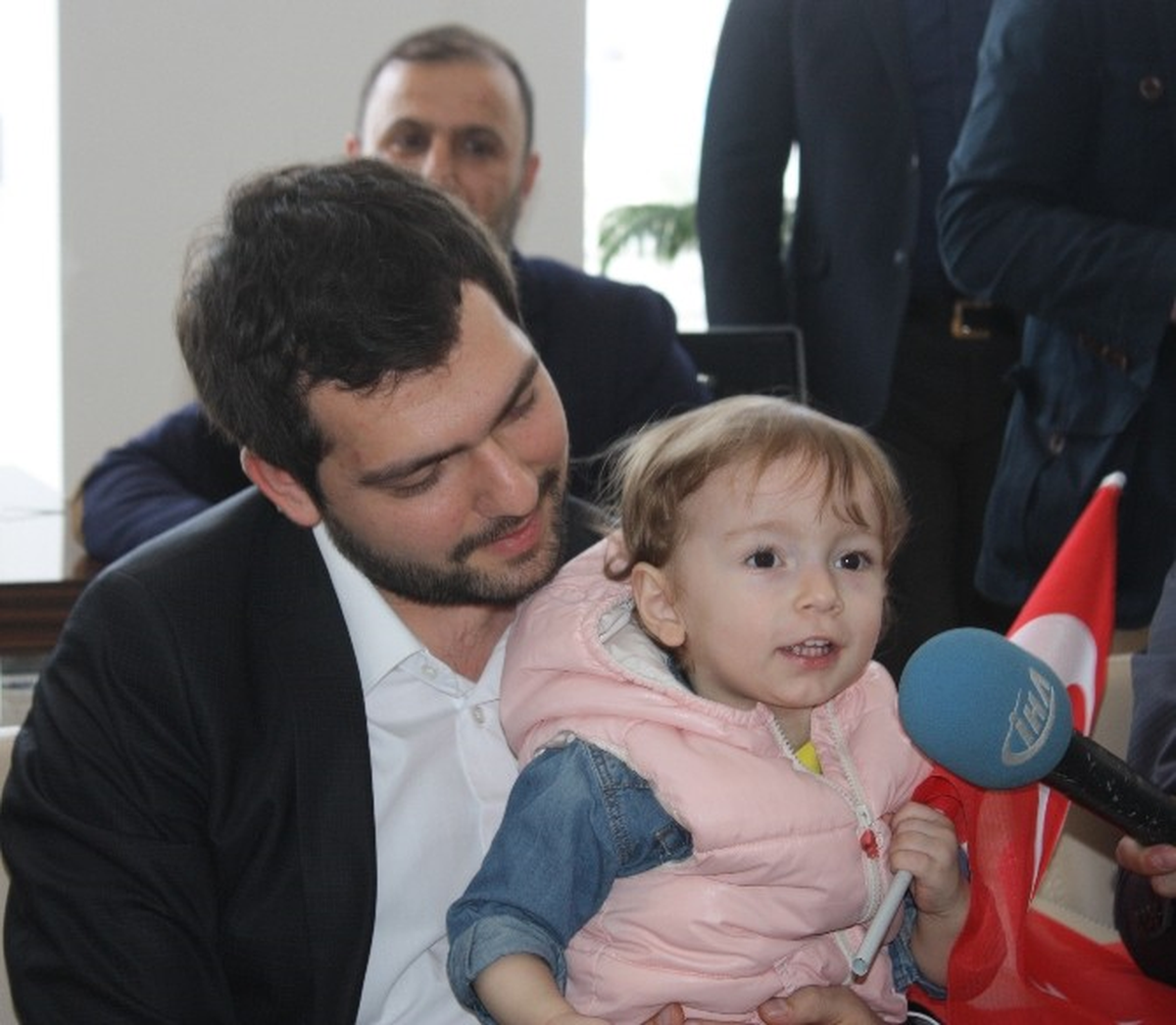 Milletvekili Adayının Seçim Merkezi Ziyaretine Minik Kız Damga Vurdu