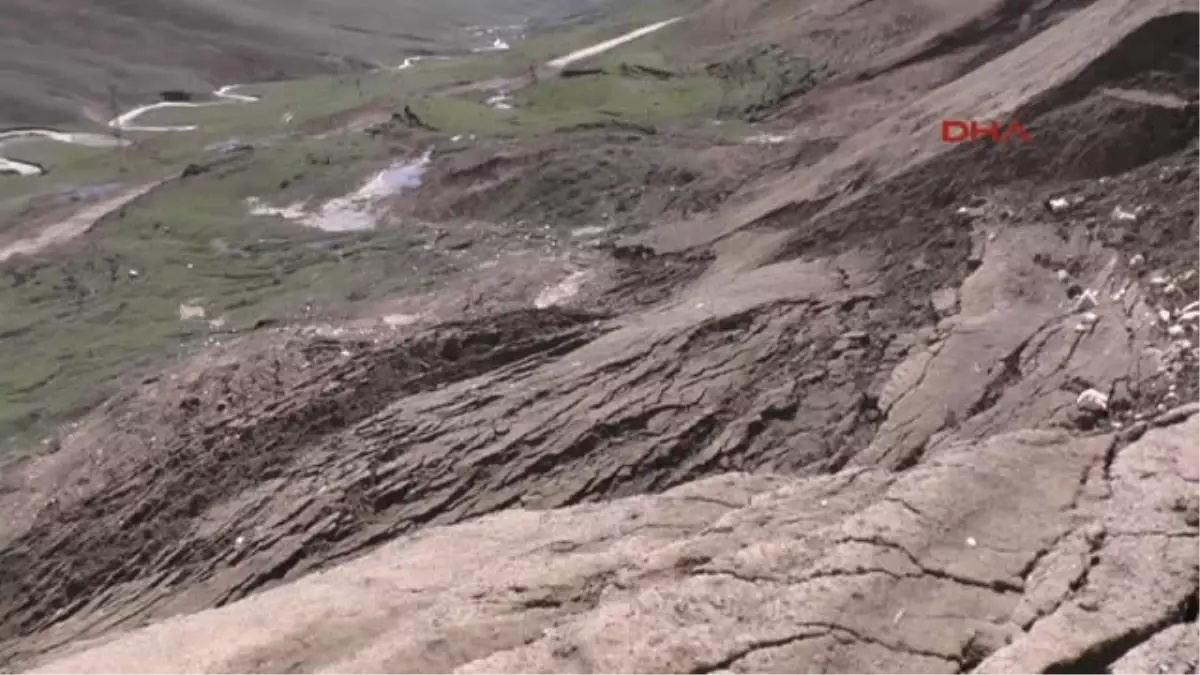 Muş Heyelandan Köy Yolu Kaydı