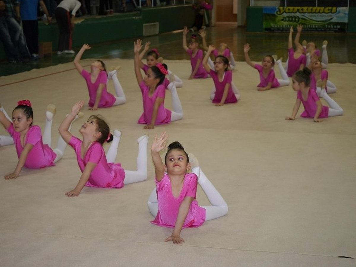 Öğrencilerin Cimnastik Performansları Büyüledi