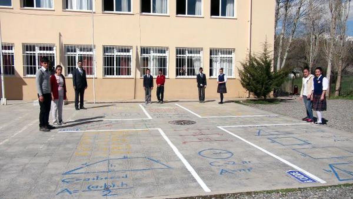 Ortaokul Bahçesinde \'Matematik Bulvarı\'