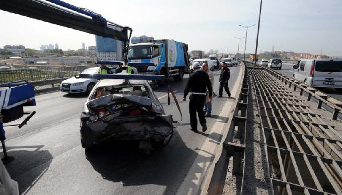 Otomobil Bariyerlere ve Cipe Çarptı, Sürücüsü Yara Almadan Kurtuldu