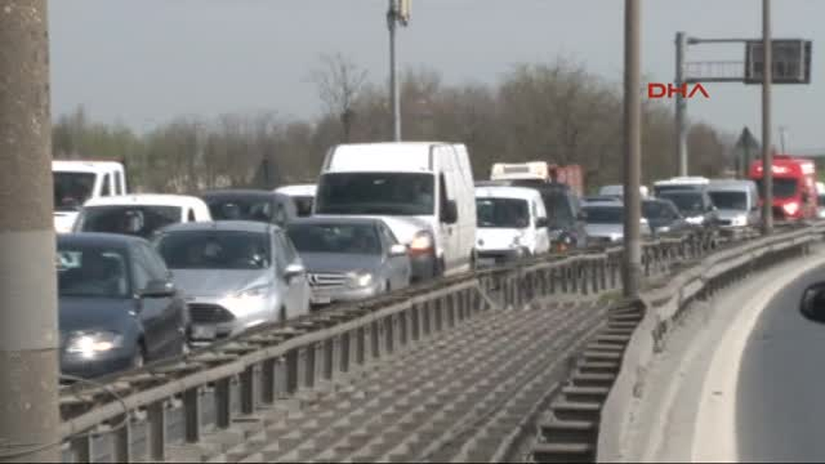 Otomobil Bariyerlere ve Cipe Çarptı, Sürücüsü Yara Almadan Kurtuldu