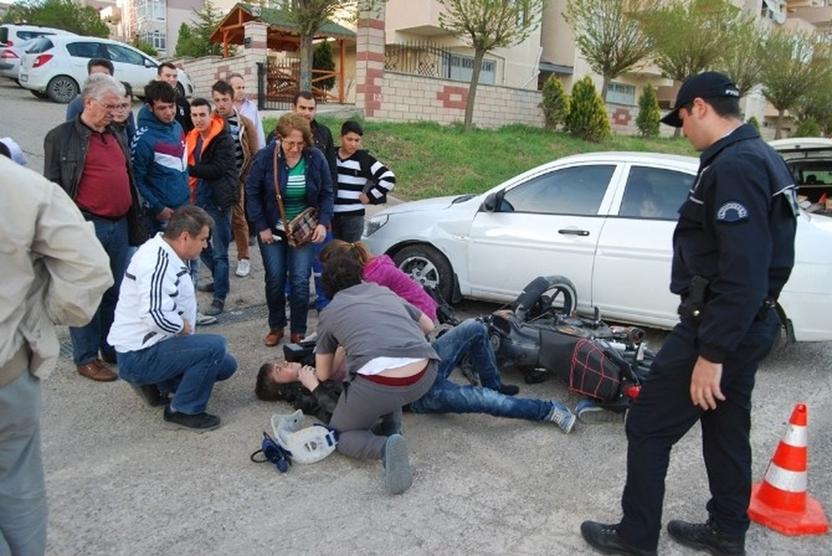 Otomobille Çarpışan Motosikletli Yaralandı