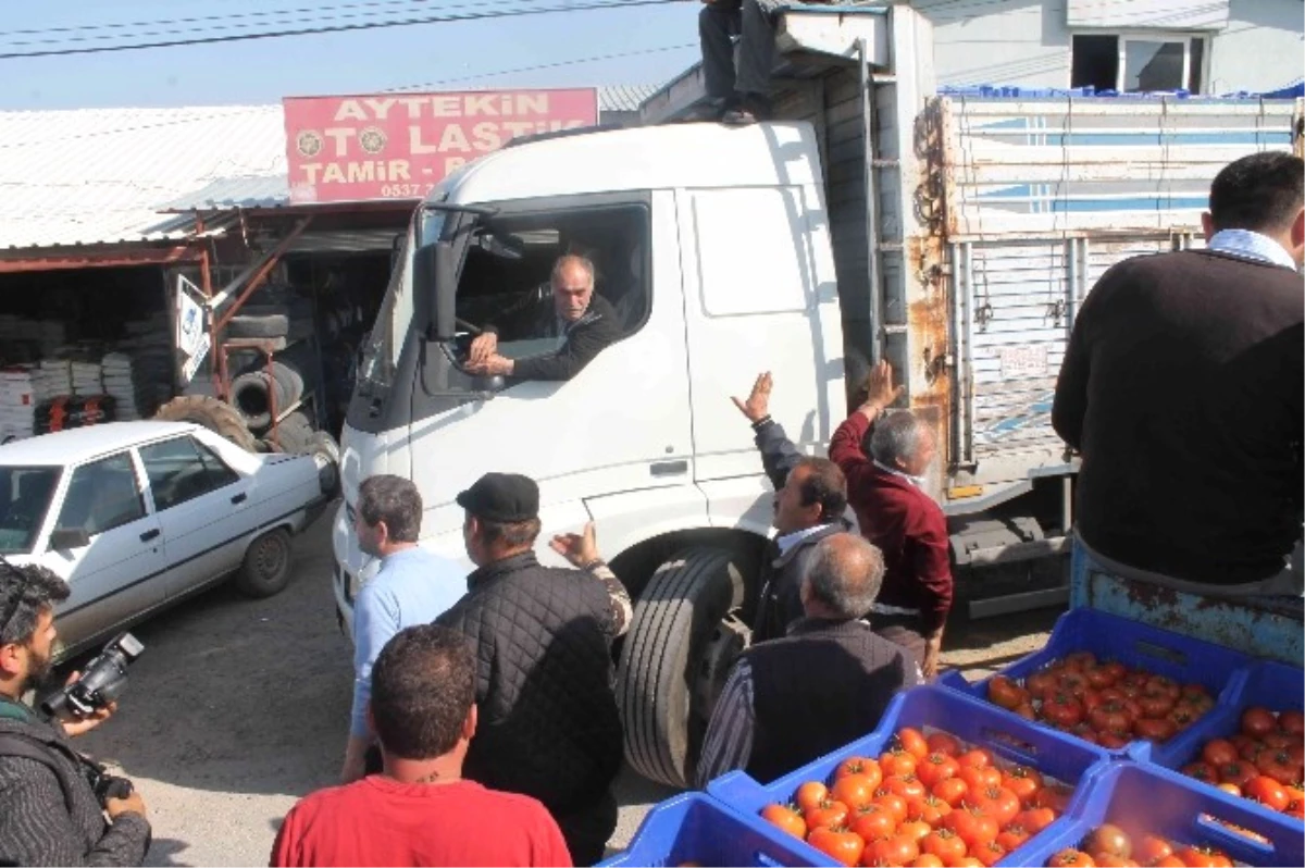 Üreticiler Fethiye\'de Toptan Sebze Halini Kapatıp Eylem Yaptı