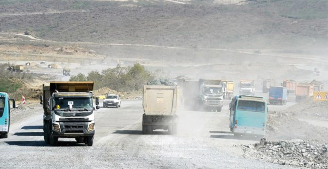 3. Havalimanınında Çalışan Kamyonlar Kendi İçinde Trafik Oluşturdu