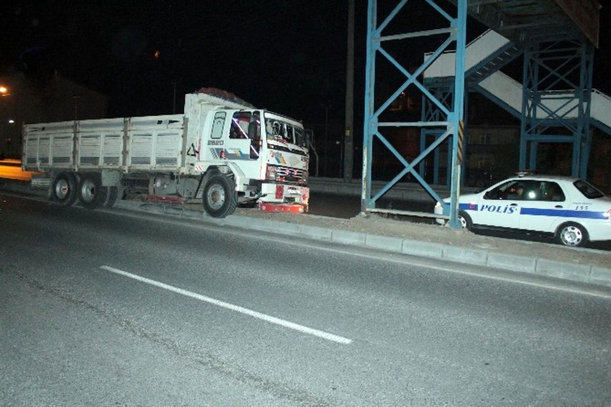 Alkollü Sürücü Kamyonuyla Orta Refüje Çıktı